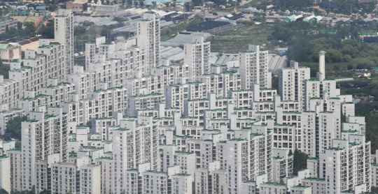 서울 송파구 롯데월드타워 전망대 서울스카이에서 바라본 아파트 단지의 모습. <연합뉴스>